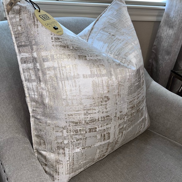 1-NWT CALLISTO HOME DECORATIVE PILLOW (Please read directions for details) - Picture 9 of 16